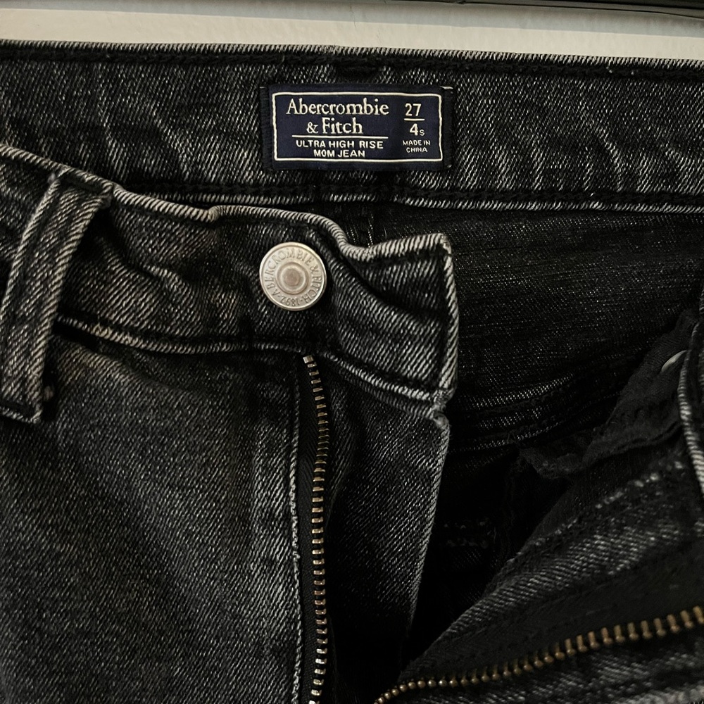 A&F High Rise Mom Jeans - Picture 4 of 6
